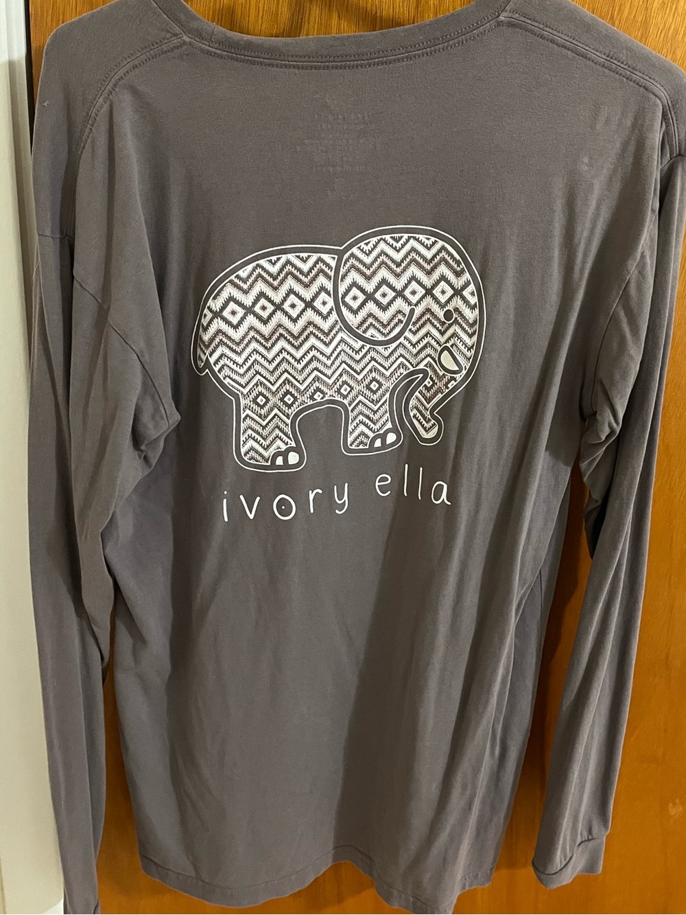 Ivory Ella Gray Long-Sleeve Elephant Graphic Tee